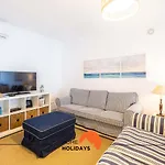 #115 Cozy Great Location Lägenhet